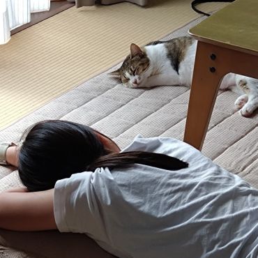 姉妹で昼寝